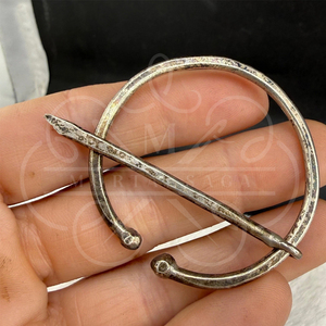Broche Circular de Acero de Damasco Forjado a Mano con Textura Martillada y Cierre de Pin, Accesorio Multifuncional para Senderismo - Product Image 5