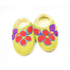งานฝีมืออื่นๆ รองเท้าปักลายดอกไม้จากผ้าสักหลาด - Product Image 1