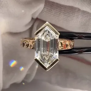 Anillo de Diamantes con Corte Hexagonal en Oro Sólido con Banda Grabada, Anillo de Compromiso Geométrico Único, Joyería Fina de Lujo, Regalo para Mujer - Product Image 4