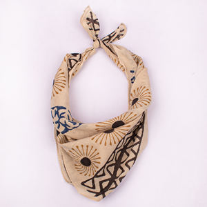 ผ้าพันคอทรงสี่เหลี่ยมพิมพ์ลายบล็อกทำมือระดับพรีเมียม สำหรับทุกเพศ ระบายอากาศได้ดี เป็นมิตรกับสิ่งแวดล้อม เนื้อผ้านุ่ม ยืดหยุ่นได้ ใช้ได้ทุกฤดู สำหรับพันคอ พันศีรษะ หรือพันหลัง - Product Image 1