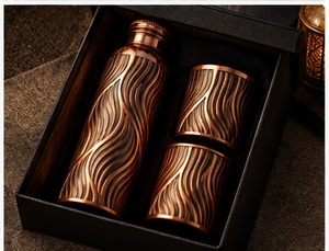 Botella de agua de cobre martillado hecha a mano y juego de 2 tazas con caja de regalo, vajilla portátil moderna - Product Image 2