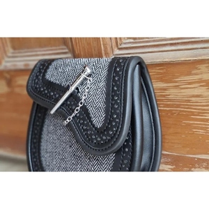 Sporran en cuir véritable de qualité supérieure avec garniture décorative perforée et fermoir de style celtique pour kilt écossais des Highlands - Product Image 2