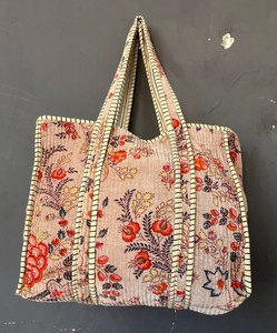 Sac à bandoulière matelassé en velours imprimé élégant pour femme – Mélange parfait de confort et de glamour - Product Image 1