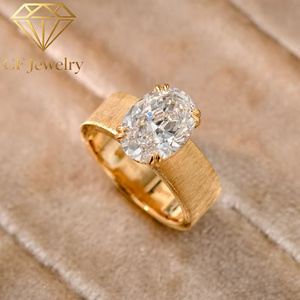 Bague solitaire en or jaune 14 carats avec diamant de laboratoire taille ovale, bande large brossée mate, bijou de luxe moderne pour fiançailles et mariage - Product Image 1
