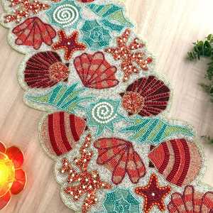 Chemin de table perlé fait main : design coloré corail et coquillages (13x36 pouces) - Product Image 1