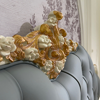 Ensemble de meubles de chambre à coucher de luxe de style baroque royal européen, en cuir véritable capitonné, peint à la main et sculpté à l'or antique.