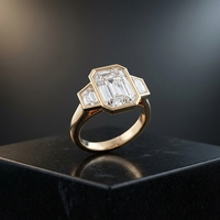 Bague de fiançailles en or jaune 10k 14k 18k à trois pierres, sertie clos, avec diamant de laboratoire taille émeraude 5 carats et pierres latérales trapézoïdales RAAMAA