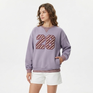 Sweat-shirt gris oversize pour femme avec broderie du numéro 90 rouge, poignets à carreaux, col rond, manches longues, tenue décontractée d'été, vente en gros - Product Image 5