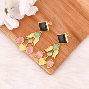 Boucles d'oreilles élégantes en laiton plaqué or avec pierres œil-de-chat rose, onyx noir et calcédoine aqua, bijoux fantaisie pour femmes - Product Image 4
