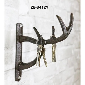Sculpture en métal artisanale, figurine de designer moderne pour la décoration intérieure d'hôtels de luxe et de maisons, crochet mural en fer forgé en forme de bois de cerf pour clés - Product Image 1