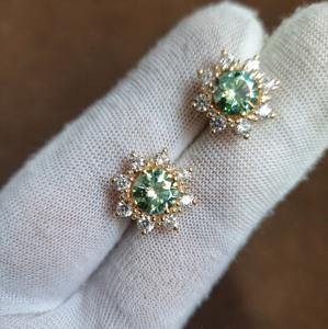 ต่างหูมอสซาไนต์ทรงกลมสีฟ้าเขียว 2 กะรัต ดีไซน์ดอกไม้ เรียบหรู เงินแท้ 925 ประดับเพชร ราคาดีที่สุด - Product Image 4