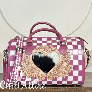 Bolso Bandolera Grande de Cuero Vacuno Genuino Hecho a Mano, Estilo Western, con Diseño a Cuadros Rosa y Blanco, para Mujer - Product Image 1