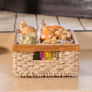 Cesta organizadora de cocina hecha a mano con hojas de plátano y madera de Vietnam. - Product Image 3