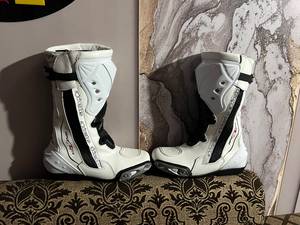 Bottes de moto pour homme, blanches et grises, mi-mollet, fermeture éclair, dessus en cuir véritable, doublure en peluche, semelle intermédiaire en EVA, semelle extérieure en caoutchouc, imperméables - Product Image 1