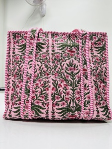 Sac fourre-tout floral fait main |   Sac à bandoulière en coton matelassé rose pour femmes |   Imprimé botanique pour grand sac de voyage et de plein air pour femme - Product Image 3