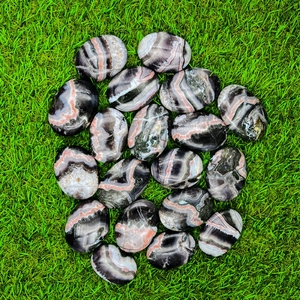 Piedra de Palma de Amatista Natural Ovalada Rayada Tallada y Pulida a Mano para Meditación, Reiki, Energía y Venta al por Mayor - Product Image 3