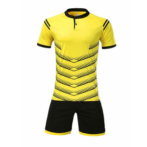 Ensemble d'uniformes de football sur mesure de haute qualité pour adultes, vente en gros, faible MOQ, Sialkot Pakistan, 100% polyester respirant et à séchage rapide - Product Image 1