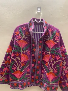Chaqueta de terciopelo púrpura radiante estilo bohemio con bordado Suzani, mangas anchas y cómodas, a precio de fábrica. - Product Image 5