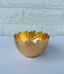 Cuenco de metal dorado de lujo con borde festoneado y acabado texturizado para uso decorativo - Product Image 6