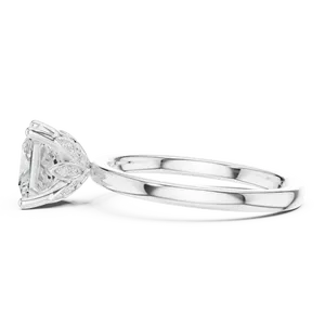 Bague solitaire en diamant de laboratoire taille émeraude 2 carats, sertie de griffes en forme de lotus sculpté, avec accents latéraux pavés, bijoux de mariée en or sur mesure - Product Image 2