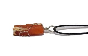 Collier pendentif en cristal de cornaline rouge naturelle brute, pierre précieuse de guérison, pierre orange enroulée de fil, bijou avec cordon noir - Product Image 3