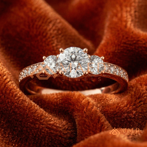 แหวนสามเม็ดโรสโกลด์ 14K สุดโรแมนติก |   แหวนวันครบรอบทรงกลมสไตล์วินเทจ |   แหวนหมั้นประดับเพชรทรงสแกลลอปสีชมพูทอง - Product Image 1