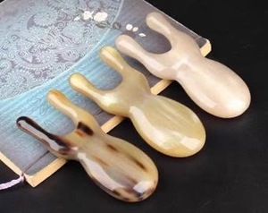 Tabla de Masaje Facial Ovalada de Cuerno de Búfalo Ecológica de ILAHI, Acabado Pulido, Diseño Rústico, Modelo Uttar Pradesh - Product Image 5