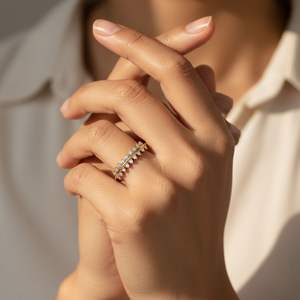 Anillo Minimalista con Engaste de Hojas Redondas de 0.25CTW - Product Image 6