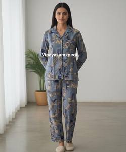 Ensemble de pyjama élégant pour femmes en coton bleu indigo tissé et imprimé à la main, ensemble de vêtements de détente artisanal en deux pièces, motif de chat fantaisiste, été - Product Image 6