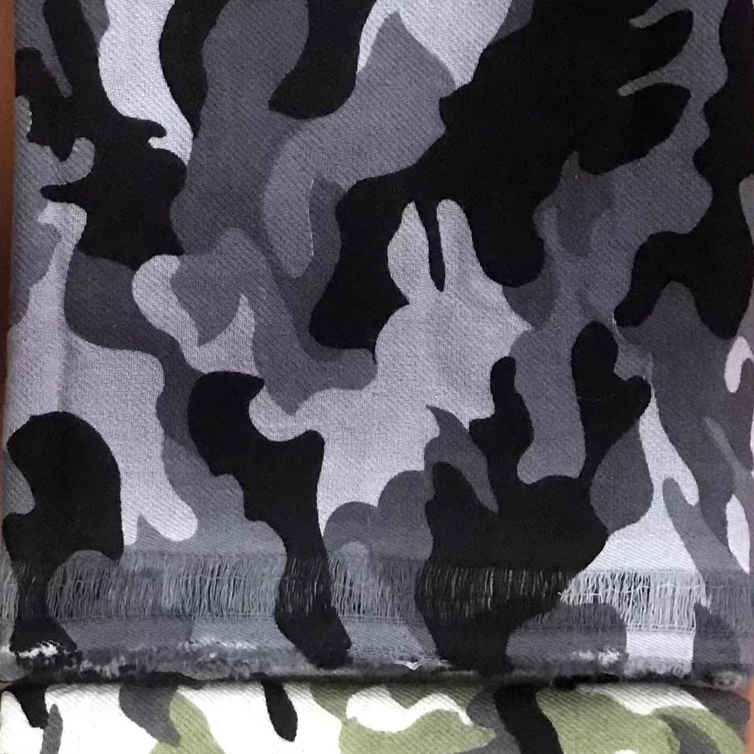 สีเทาเข้ม