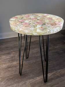 Table d'appoint en résine TIMELESS CRAFT, motif rose et tournesol pressés, écologique, peinte à la main – Couleur et taille personnalisables - Product Image 4