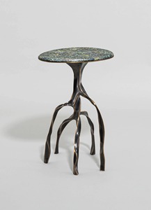 Table d'appoint ronde en métal Art Déco de qualité supérieure, motif feuillage artisanal, décoration de salon - Product Image 1