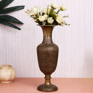 Jarrón de latón alargado de estilo regal con un grabado floral denso y completo y una base robusta. Disponible a precios de mayorista. - Product Image 1