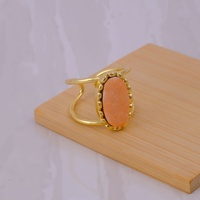 Pfirsich-Druzy Handgefertigter Ovaler Ring aus Anlaufgeschütztem Edelstahl mit Vergoldeter Messingfassung und Verstellbarem Edelstein im Trenddesign