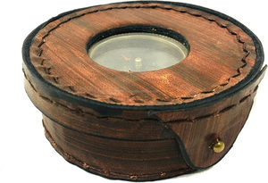 Brújula redonda pequeña antigua de latón náutico con estuche de cuero Brújula de regalo y aventura al aire libre - Product Image 6
