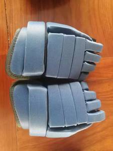 Gants de hockey sur glace rouge et noir en polyester unisexe, à doigts complets, avec fermeture auto-agrippante, pour toutes les saisons, équipement sportif 2027 - Product Image 3