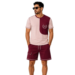 Ensemble T-shirt et short pour homme bordeaux et rose poudré, col rond, manches courtes, haut à poches, short cargo à cordon de serrage, vêtements de sport décontractés - Product Image 2