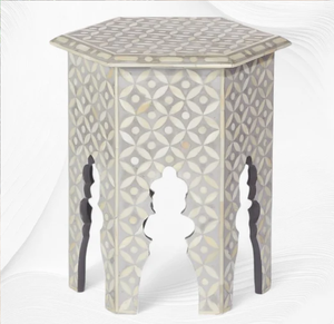 Taburete artesanal con incrustaciones de hueso en forma de barril, con llamativas rayas blancas y negras, disponible a precios de mayorista. - Product Image 5
