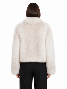 Veste de luxe pour femme en fausse fourrure ivoire avec col montant en peluche – Manteau d'hiver en fausse fourrure douce de qualité supérieure, élégant et inspiré des créateurs - Product Image 2