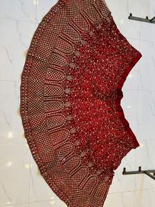 Zarna 16 kali lehenga สำหรับเจ้าสาวแบบหนักพร้อมกระจกหินจาร์ข่านแบบเต็มแผ่นมีประกายแวววาวแวววาวและสามารถสร้างความสง่างามให้กับเจ้าสาว - Product Image 3