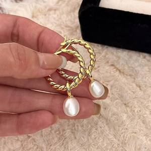 Boucles d'oreilles pendantes tendance hiver, nouveau style double porté, torsades baroques en forme de beignets frits avec perles d'eau douce naturelles, style exagéré - Product Image 1