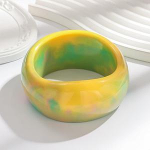 Brazalete Artesanal de Resina con Diseño Marmoleado en Amarillo y Blanco, Estilo Natural, Brillante, Accesorio de Moda para Mujer - Product Image 1