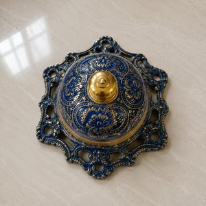 Campana de Servicio Vintage de Latón con Acabado de Esmalte Azul Antiguo, Campana Decorativa Ornamentada para Recepción, Hotel o Restaurante - Product Image 3