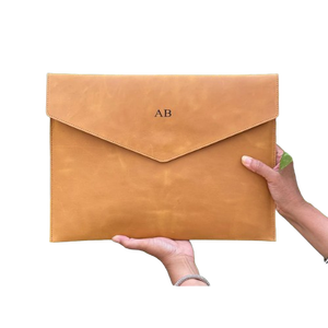Housse d'ordinateur portable en cuir véritable faite à la main Al-Amir, étui de protection RFID personnalisé avec logo monogramme, style enveloppe - Product Image 1