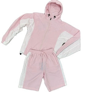 Ventes en gros personnalisées de vestes coupe-vent roses, sweats à capuche zippés et shorts en nylon, ensembles de jogging légers en deux pièces, ensembles de shorts coupe-vent - Product Image 4