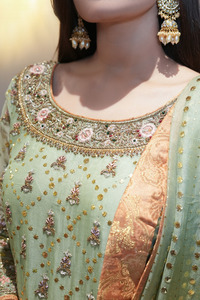 Robe de soirée élégante noire en mousseline de soie/coton à col en V, manches longues, longueur ras du sol, broderie artisanale, infroissable, écologique - Product Image 5