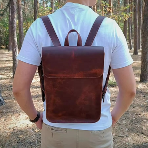 Sac à dos en cuir pour homme, style rétro vintage de luxe, sac à dos de mode de luxe avec doublure en coton et fermeture à bouton pour les voyages - Product Image 1