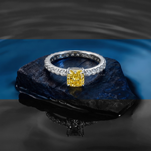 Bague de fiançailles solitaire en diamant jaune de laboratoire taille coussin, avec bande pavée en or blanc, bijou fin pour promesse ou mariage, cadeau - Product Image 3