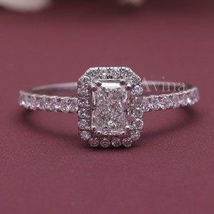 Bague de fiançailles en or 9 carats avec halo de diamants de taille radiant cultivés en laboratoire certifiés IGI, halo caché - Product Image 1