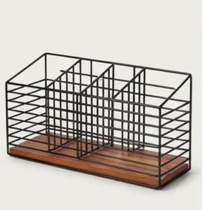 Cesta organizadora de alambre metálico negro mate premium con base de madera para uso en encimeras de cocina - Product Image 1